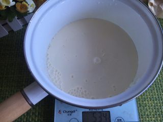 4、家庭版奶油奶酪,淡奶油和牛奶倒在锅里