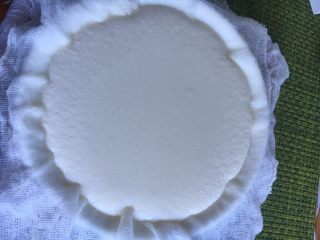 11、家庭版奶油奶酪,倒进垫了纱布的碗里