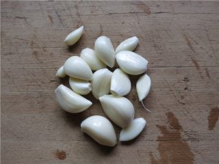 4、蒜蓉生蚝烤烤更美味,一头大蒜去皮