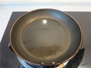 7、蒜蓉生蚝烤烤更美味,锅烧热放入适量的植物油,此时预热烤箱上下火200度