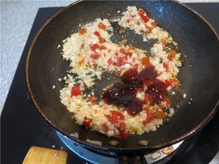 9、蒜蓉生蚝烤烤更美味,之后将一勺蚝油放入