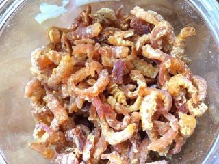 2、健康菜+虾米胡萝卜蒸豆腐,取虾米28克