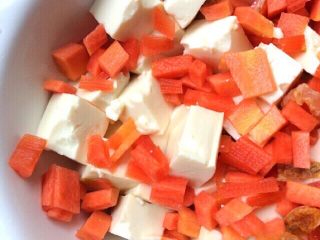 8、健康菜+虾米胡萝卜蒸豆腐,切好的豆腐放入蒸碗中，在放入胡萝卜丁