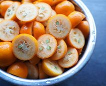 2、金桔酱,金桔对半切开