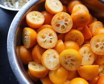 3、金桔酱,最好用竹签挑，没有就用牙签，把里面的籽都挑出来