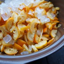 4、金桔酱,把金桔切成成丝。喜欢有口感点的就切大片点也行