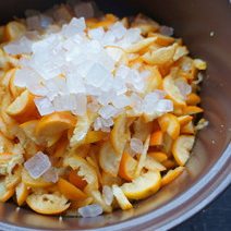 5、金桔酱,如果有时间可以先撒点砂糖腌制1个晚上后再煮