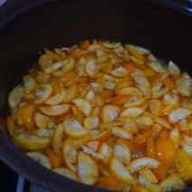 6、金桔酱,和冰糖一起加入锅中，倒入约500ML的水