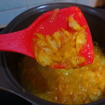 8、金桔酱,煮至金桔皮变的有点透明，量明显变少。熬到果酱的浓稠状态。趁热装入已经煮过晾干干净的果酱瓶中，倒扣放凉后 放冰箱储存