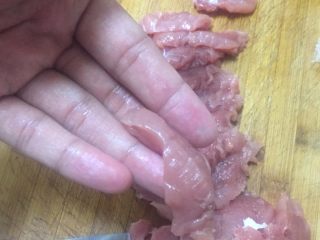 4、家庭版锅包肉,切成约1厘米厚的肉片