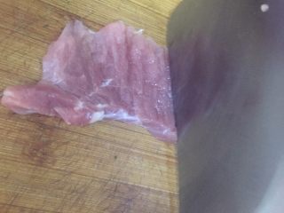 5、家庭版锅包肉,用刀背慢慢敲打肉片至有刀纹