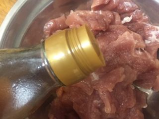 6、家庭版锅包肉,放入3克盐两汤匙料酒