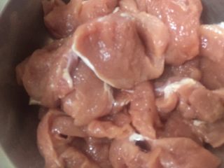 7、家庭版锅包肉,抓匀放冰箱腌制10分钟