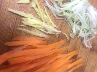 8、家庭版锅包肉,葱姜胡萝卜切丝，这个量不用太多，自己适量掌握