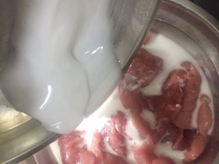 11、家庭版锅包肉,来吧浓厚的淀粉液体倒入肉中