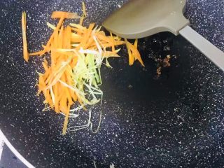 17、家庭版锅包肉,锅留底油下葱姜胡萝卜丝