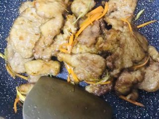 18、家庭版锅包肉,下入糖醋汁立马下炸好的肉，翻炒片刻（每片肉粘满糖醋汁）即可出锅