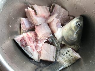 1、酸菜鱼（家庭微辣版）,草鱼洗净切块处理，把鱼肉，鱼身鱼尾放入盆里。