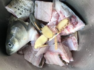 2、酸菜鱼（家庭微辣版）,加入姜片。