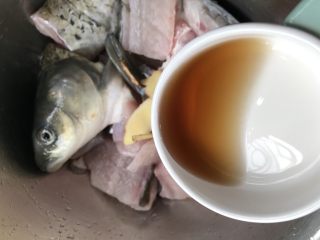 3、酸菜鱼（家庭微辣版）,加入料酒，腌一下。