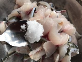 5、酸菜鱼（家庭微辣版）,片好的鱼片，加入盐。