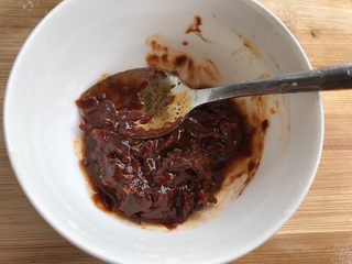 11、酸菜鱼（家庭微辣版）,调酱，豆瓣酱1勺。