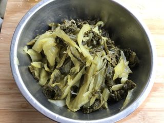 10、酸菜鱼（家庭微辣版）,酸菜切好。同时把泡椒切切。