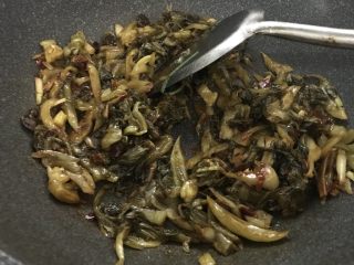17、酸菜鱼（家庭微辣版）,炒香后加入开水烧开。
