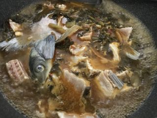 18、酸菜鱼（家庭微辣版）,烧开后，放入鱼头，鱼身，鱼尾。