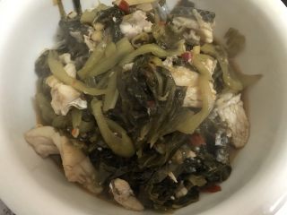 21、酸菜鱼（家庭微辣版）,等鱼头鱼块鱼尾煮熟后，铲到大碗里。