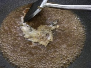 22、酸菜鱼（家庭微辣版）,把锅里的鱼汤烧开后转小火。