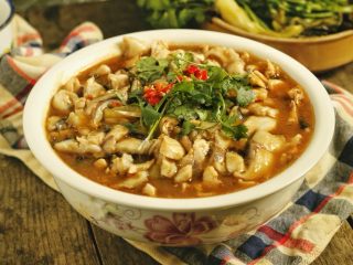 24、酸菜鱼（家庭微辣版）,点缀上香菜和少许剁椒装饰就好了，趁热吃哦。