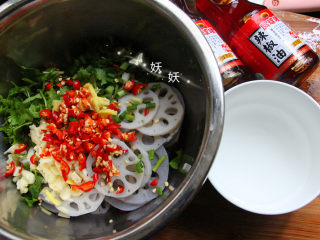 10、酸辣藕片,用凉白开,白砂糖,白醋,盐调成料汁,准备适量的辣椒油。