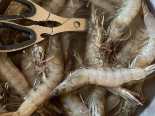 1、冬日暖心菜—椒盐虾,去虾线