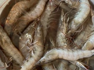 2、冬日暖心菜—椒盐虾,剪虾毛
