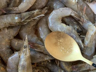 6、冬日暖心菜—椒盐虾,搅拌均匀