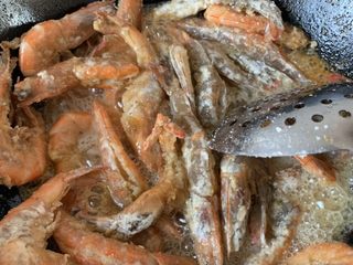 10、冬日暖心菜—椒盐虾,开始炸