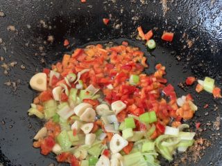 11、冬日暖心菜—椒盐虾,放油 辣椒葱蒜炒香