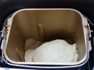 3、板栗馅柔软小餐包,遮盖通电、选择揉面功能键，30分钟后揉面结束