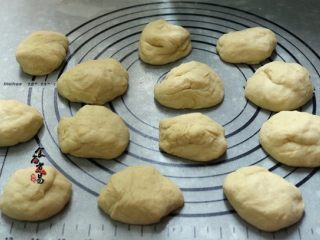 5、板栗馅柔软小餐包,将面团分割成若干个大小统一的小面团（一般25克左右克/个）