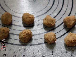 6、板栗馅柔软小餐包,用手将板栗馅抓实，分成一个个板栗剂子