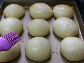 11、板栗馅柔软小餐包,取出小餐包，表面刷一层蜂蜜水