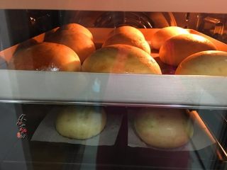 12、板栗馅柔软小餐包,再次放入烤箱，按原来设置好的温度，再烘烤5分钟即可