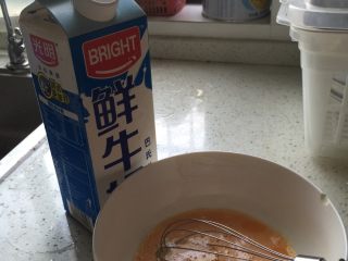 1、鸡蛋牛奶面包吐司,把鸭蛋捣匀再加入牛奶，量可以根据人数来自己控制，我这里是三个人的量