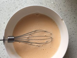 2、鸡蛋牛奶面包吐司,加好牛奶捣匀