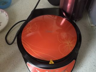 3、鸡蛋牛奶面包吐司,预热电饼档