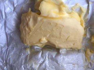 4、鸡蛋牛奶面包吐司,黄油准备好煎面包用会更香点