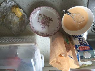 5、鸡蛋牛奶面包吐司,面包一片片放蛋液里两面沾一下，不要浸全部都是蛋液，两面都有就可以了，不然面包太湿我觉得也不好吃