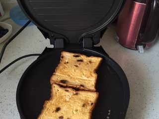 6、鸡蛋牛奶面包吐司,放黄油热一下化了放面包煎至两面金黄即可，我用的是葱油饼模式，自己在旁边看着，记得及时翻面，太焦可就不好吃喽。