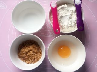 1、红糖麻花,准备好所需食材。